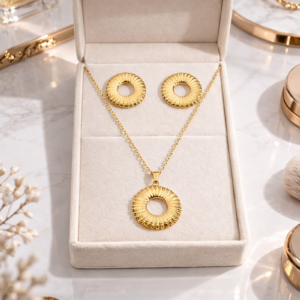 Alternative view of Set de collar y Aretes "Aro" en Acero Inoxidable y Chapado en Oro de 18K