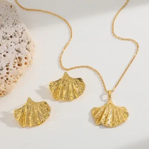 Alternative view of Set de Collar y Aretes "Ginkgo"en Acero Inoxidable y Chapado en Oro de 18K