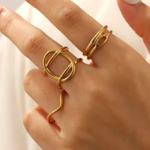 Alternative view of Anillo "𝓞" en Acero Inoxidable y Chapado en Oro de 18K