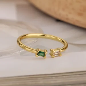 Anillo "Encuentro Esmeralda" con Zirconia en Acero Inoxidable y Chapado en Oro de 18K