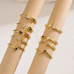 Alternative view of Anillo "Encuentro Esmeralda" con Zirconia en Acero Inoxidable y Chapado en Oro de 18K