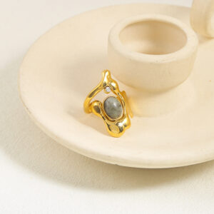 Anillo "Hechicera" con Piedra Natural en Acero Inoxidable y chapado en Oro de 18K - Imagen 2