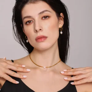 ARRACADAS CON PERLA NATURAL COLGANTE EN ACERO INOXIDABLE Y CHAPADO EN ORO DE 18K