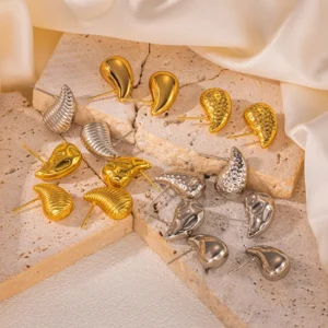 Alternative view of Aretes "Beaten Drop" en Acero Inoxidable y Chapado en Oro de 18K