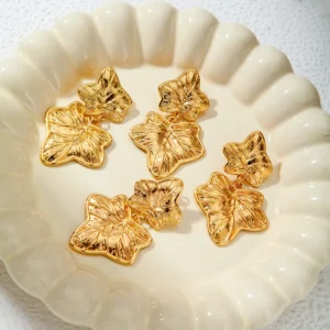 Alternative view of Aretes "Grapevine" en Acero Inoxidable y Chapado en Oro de 18K