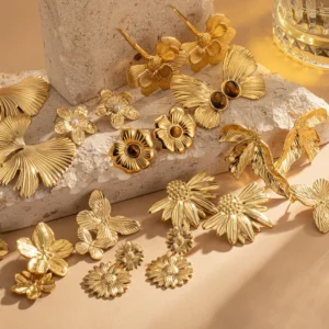 Alternative view of Aretes "Alas" de Ojo de Tigre (Piedra Natural) en Acero Inoxidable y Chapado en Oro de 18K