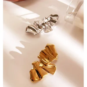 Alternative view of Broche "Silver Water" en Color Plata de Acero Inoxidable y Chapado en Oro de 18K