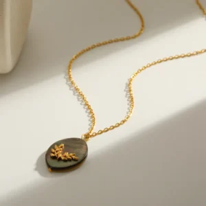 Collar "Mother of Pearl" de Concha Nácar en Acero Inoxidable y Chapado en Oro de 18K