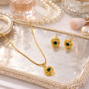 Alternative view of Set de collar y Aretes con Piedra Verde y Acero Inoxidable y Chapado en Oro de 18K