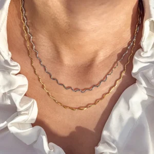 Alternative view of Collar de Cadena Doble Mix Metal "Ondas"en Acero Inoxidable y Chapado en Oro de 18K