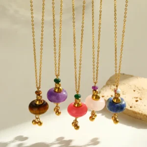 Alternative view of Collar "Agra"con Cuarzo Rosa (Piedra Natural) en Acero Inoxidable y Chapado en Oro de 18K