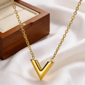 Alternative view of Collar "V" en Acero Inoxidable y Chapado en Oro de 18K