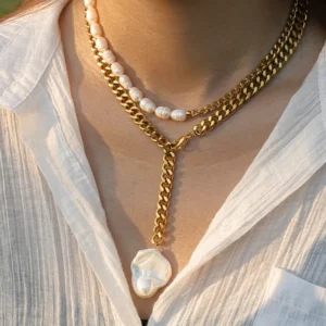 Collar "Sea Witch"con Perlas Naturales en Acero Inoxidable y Chapado en Oro de 18K