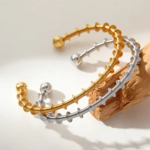 Alternative view of Brazalete "Resorte" en Acero Inoxidable y Chapado en Oro de 18K