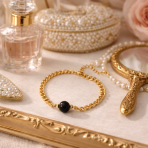 Pulsera con Cuenta Negra en Acero Inoxidable y Chapado en Oro de 18K