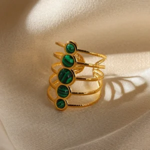 Alternative view of Anillo "Oruga de Malaquita" en Acero Inoxidable y Chapado en Oro de 18K
