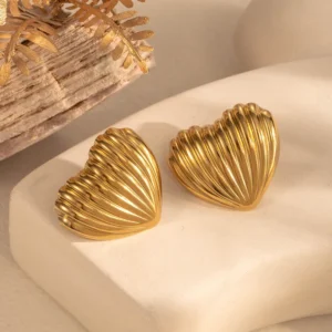 Aretes "Love Stud" en Acero Inoxidable Dorado