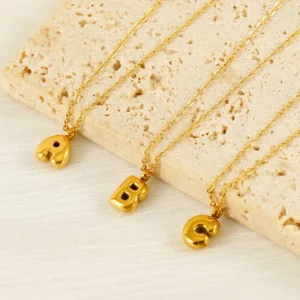 Alternative view of Collar con Inicial "A" Balloon en Acero Inoxidable y Chapado en Oro