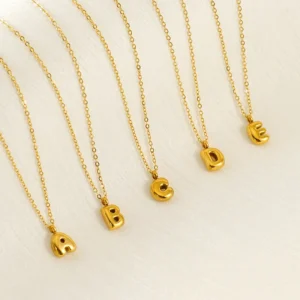 Alternative view of Collar con Inicial "C" Balloon en Acero Inoxidable y Chapado en Oro