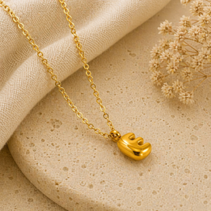Collar con Inicial "E" Balloon en Acero Inoxidable y Chapado en Oro