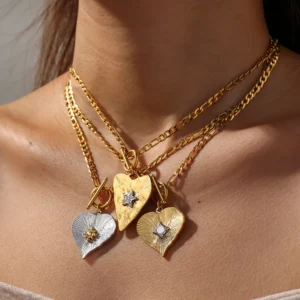 Alternative view of Collar "Star Medallion" con Zirconia en Acero Inoxidable y Chapado en Oro de 18K
