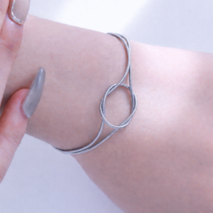 Alternative view of Pulsera "Knot" en Color Plata de Acero Inoxidable y Chapado en Oro de 18K