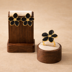 Set de Aretes y Anillo "Balck Bloom" en Acero Inoxidable Dorado