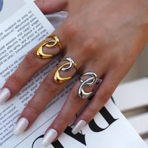 Alternative view of Anillo "Cursive" en Color Plata de Acero Inoxidable y Chapado en Oro de 18K