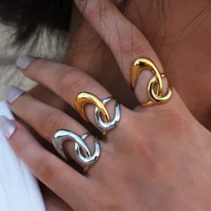 Alternative view of Anillo "Cursive" de Acero Inoxidable y Chapdo en Oro de 18K