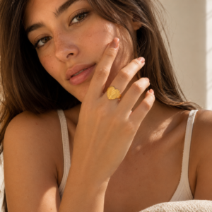 Alternative view of Anillo "Big Heart" en Acero Inoxidable y Chapado en Oro de 18K