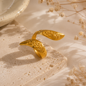 Alternative view of Anillo "Spring Wind" en Acero Inoxidable y Chapado en Oro de 18K
