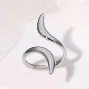 Anillo "Horn"en Color Plata de Acero Inoxidable y Chapado en Oro de 18K