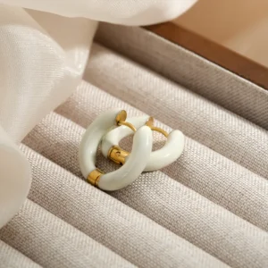 Alternative view of Arracadas Francesas con Enamel Blanco en Acero Inoxidable y Chapado en Oro de 18K