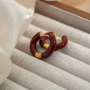Arracadas Francesas con Enamel Burgundy en Acero Inoxidable y Chapado en Oro de 18K