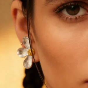 Alternative view of Aretes “Floria” en Acero Inoxidable y Chapado en Oro de 18K