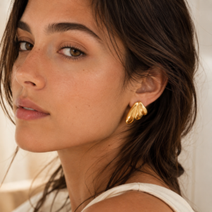 Alternative view of Aretes “Alas” en Acero Inoxidable Dorado