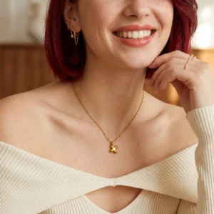 Alternative view of Collar con Inicial “X” Balloon en Acero Inoxidable y Chapado en Oro