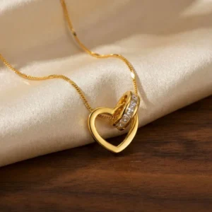 Alternative view of Collar “Treasure Heart” con Zirconia en Acero Inoxidable y Chapado en Oro de 18K