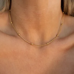 Collar Minimalista con Pequeñas Esferas en Acero Inoxidable y Chapado en Oro de 18K