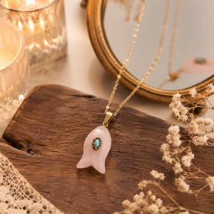 Collar "Marea Sagrada" con Cuarzo Rosa (Piedra Natural) y Acero Inoxidable de Titanio