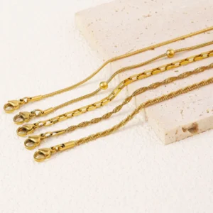 Alternative view of Pulsera Minimalista con Pequeñas Esferas en Acero Inoxidable y Chapado en Oro de 18K