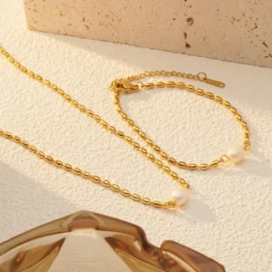 Set de Collar y Pulsera con Solitario de Perla Natural en Acero Inoxidable y Chapado en Oro de 18K