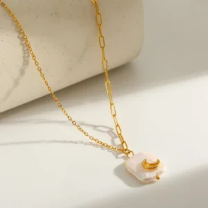 Collar “Crescenta” de Concha Nácar Natural en Acero Inoxidable y Chapado en Oro de 18K