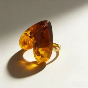 Anillo "Amber Heart" con Resina en Acero Inoxidable Dorado