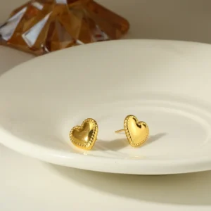 Aretes Stud de Corazón en Acero Inoxidable y Chapado en Oro de 18K