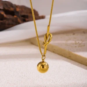 Collar "Knot" en Acero Inoxidable Dorado