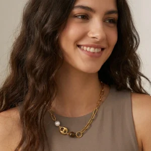 Alternative view of Collar "Button" con Ojo de Tigre (piedra Natural) en Acero Inoxidable y Chapado en Oro de 18K