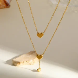 Alternative view of Collar Multicadena "Tre Cuori" en Acero Inoxidable y Chapado en Oro de 18K