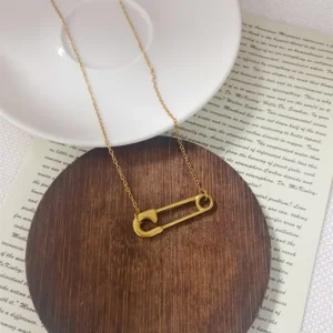 Collar "Safety Pin" en Acero Inoxidable y Chapado en Oro de 18K
