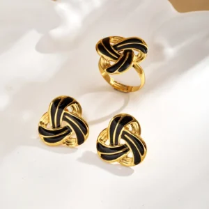 Set de Aretes y Anillo "Black Knot" en Acero Inoxidable y Chapado en Oro